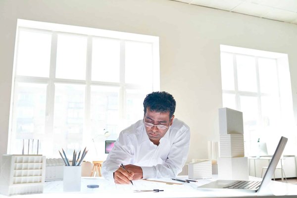 Quels hébergements en Toscane offrent des ateliers de peinture et des visites de vignobles?